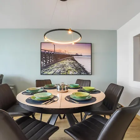 Luxury 2-bedroom Apartment, Cleaning Included *